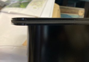 天板は間に緩衝材を挟んだ３層構造