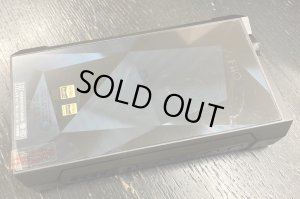 裏に貼ってあるフィルムに擦れが少しあります