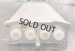 入力側、端子にはカバーが着いています