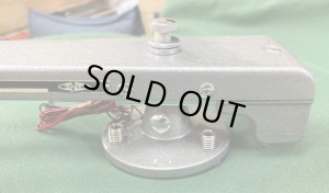 上部にあるネジが支点調整＆オイル注入口