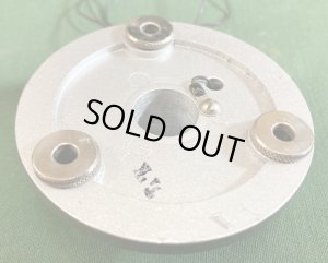 アームベース裏側、３点高さ調整ネジ付き