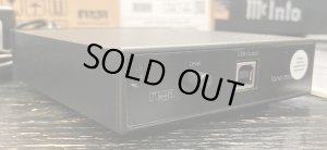 フロントパネル手前の白い部分はビニールカバーの表面擦れ