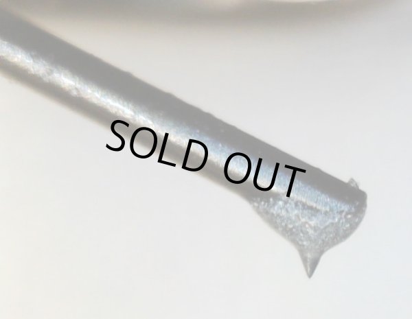 針先の根元は固定用の接着剤