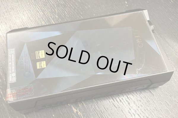 裏に貼ってあるフィルムに擦れが少しあります