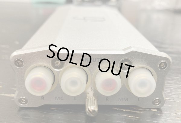 入力側、端子にはカバーが着いています