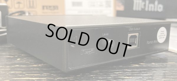 フロントパネル手前の白い部分はビニールカバーの表面擦れ