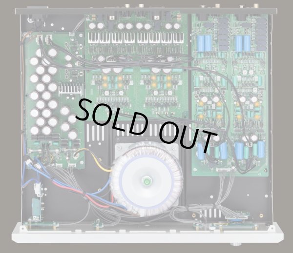 まるでプリメインアンプ並みの内部