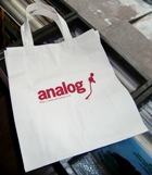 画像: 祝！ analog 誌、創刊５０号記念ふろくはレコード・バッグ